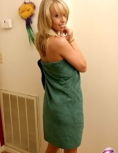 Horny Blonde Daisy Wearing A Green Towel